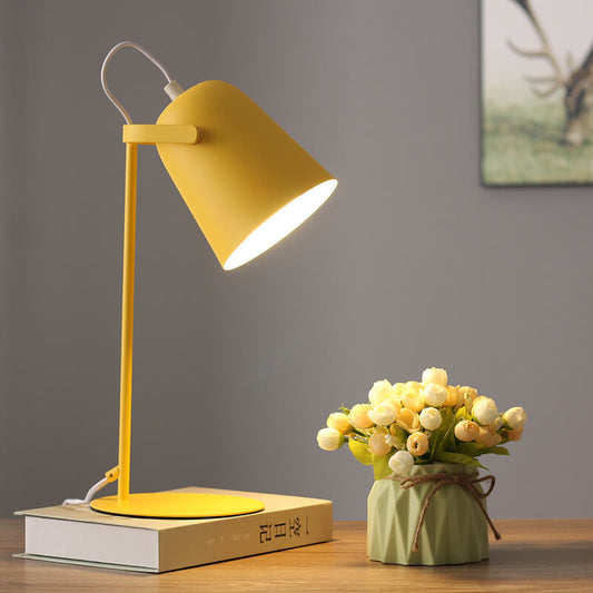 Macaron iron bucket table lamp, detail view