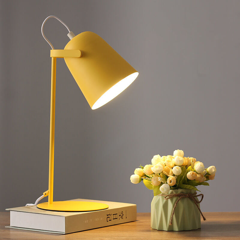 Macaron iron bucket table lamp, detail view