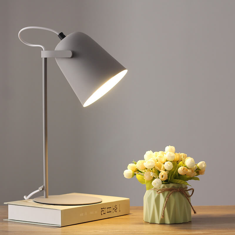 Macaron iron bucket table lamp, detail view