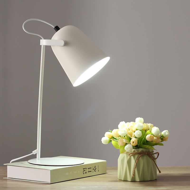 Macaron iron bucket table lamp, detail view